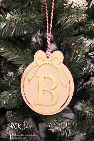 Baş Harfli Yuvarlak Model Fiyonklu Yılbaşı Ağaç Süsü - Gold Baş Harf ve Fiyonk Tasarım Yeni Yıl Süsü