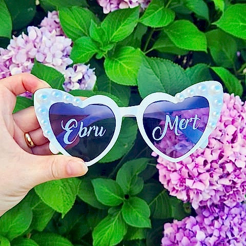 İnci Süslemeli Kişiye Özel İsimli Beyaz Kalpli Güneş Gözlüğü