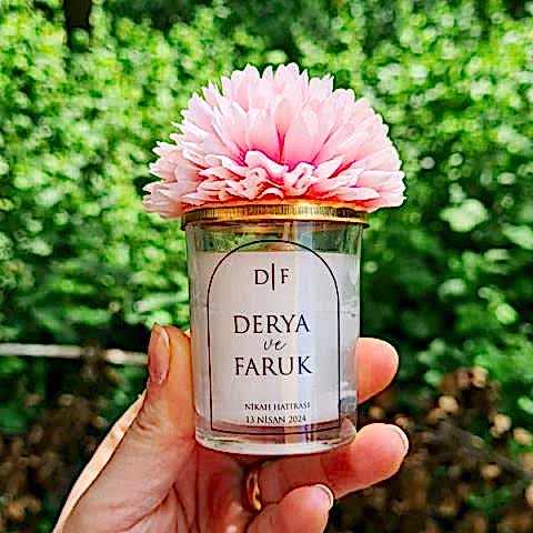 Zarif Logolu Yapay Çiçek Süslemeli Konsept Mum Hediyelik