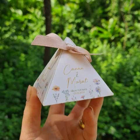 Bahar Çiçekleri Konsept Piramit Şekilli Nikah Şekeri