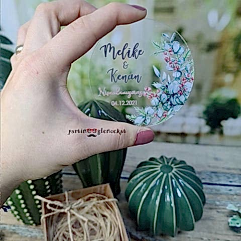 Okaliptus Kırmızı Çiçekler Konsept Şeffaf Pleksi Magnet