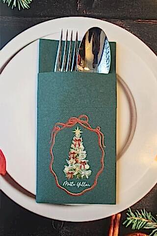 Kumaş Dokulu Yeşil Fiyonk Detaylı Yılbaşı Ağacı Baskılı Cepli Yılbaşı Peçetesi 6lı Paket