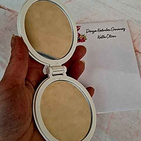 Tek Tek isimli Çiçekli 8 Mart Hediyelik Ayna