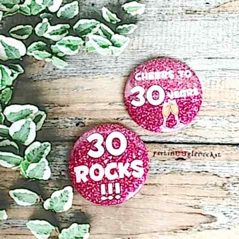 Pembe Parıltılı Konsept Kişiye Özel Doğum Günü Rozeti