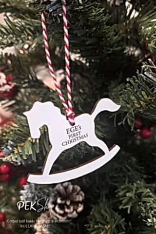 Sallanan At İsme Özel İlk Yılbaşı Ağacı Süsü