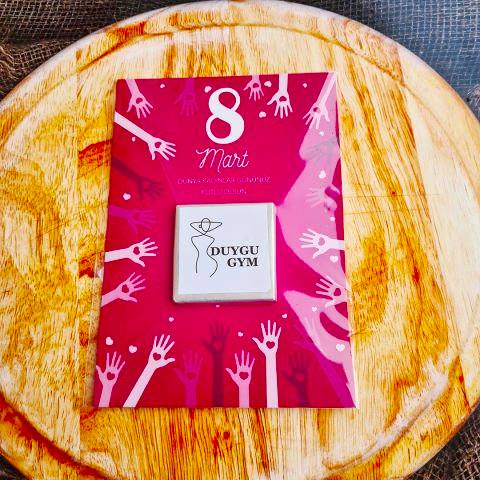 Pembe Eller Çikolatalı Kadınlar Günü Hediyesi