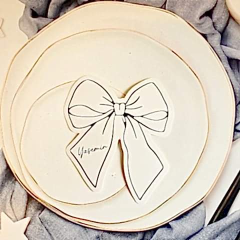 Siyah Beyaz Fiyonk Konsept Tek Tek İsimli Fiyonk Şeklinde Kart